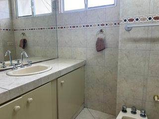 vendo muy amplio departamento en Lomas de Urdesa