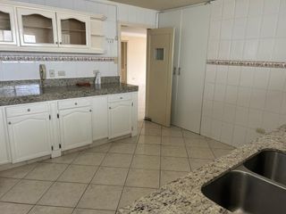 vendo muy amplio departamento en Lomas de Urdesa