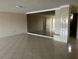 vendo muy amplio departamento en Lomas de Urdesa