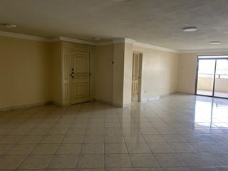 vendo muy amplio departamento en Lomas de Urdesa