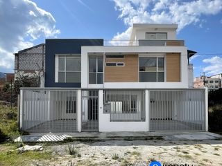 Foto 1 de Se vende casa cuatro habitaciones a estrenar al sur de la ciudad de Loja