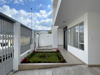 Foto 2 de Se vende casa cuatro habitaciones a estrenar al sur de la ciudad de Loja