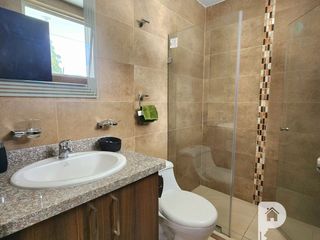 Foto 13 de La Armenia. Casa en venta por estrenar 3 dormitorios. Con piscina. Frente al Parque Metropolitano. Valle de los Chillos 3 plantas.
