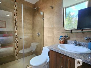 Foto 15 de La Armenia. Casa en venta por estrenar 3 dormitorios. Con piscina. Frente al Parque Metropolitano. Valle de los Chillos 3 plantas.