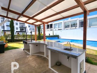 Foto 17 de La Armenia. Casa en venta por estrenar 3 dormitorios. Con piscina. Frente al Parque Metropolitano. Valle de los Chillos 3 plantas.