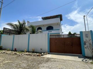 Foto 3 de Punta Blanca: Amplia casa en venta de 2 pisos, terraza y 3 dormitorios.