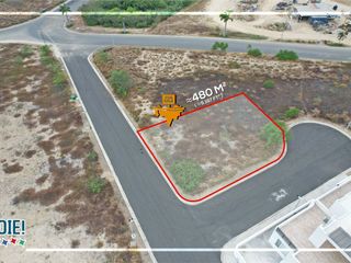 Foto 2 de Lote esquinero en venta en la urbanización Playa Alta, Manta, Ecuador