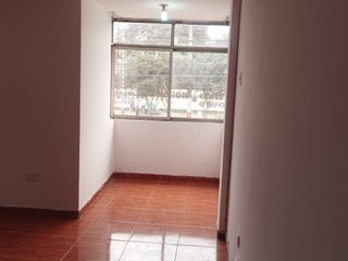 Foto 1 de SE ALQUILA OFICINA EN AV ALISOS  2DO PISO 35M2
