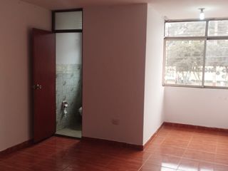 Foto 2 de SE ALQUILA OFICINA EN AV ALISOS  2DO PISO 35M2
