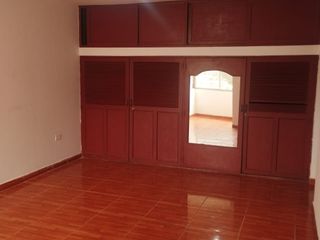 Foto 5 de SE ALQUILA OFICINA EN AV ALISOS  2DO PISO 35M2
