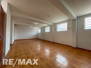 Foto 5 de 🏠✨ ¡Casa + Local Comercial en Puente Piedra con Parámetros para 5 Pisos y Terraza! 🏙️💼
