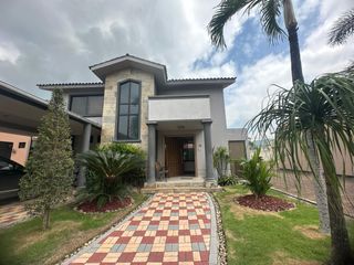 Foto 1 de Casa en venta urbanizacion Portofino via la costa