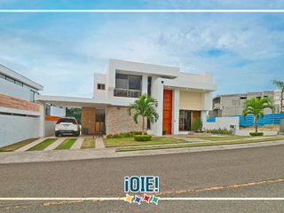 Foto 2 de Casa de 3 dormitorios en venta, en urbanización Ciudad del Mar, Manta, Ecuador