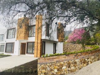 Foto 1 de Amplia y lujosa villa por estrenar en exclusiva urbanización privada en Challuabamba
