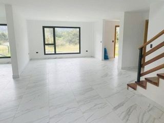 Foto 5 de Amplia y lujosa villa por estrenar en exclusiva urbanización privada en Challuabamba