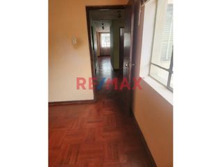 Foto 10 de 1106726 Venta De Departamento Segundo Piso Y Los Aires Del Tercer Piso Mas Estacionamiento En Zona Exclusiva Del Distrito Del Rímac