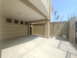 Foto 2 de Venta casa para oficinas, empresa o residencial, La Garzota, Guayaquil