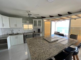 Foto 7 de casa de venta frente al mar en manta zona sur