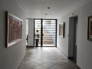 Foto 3 de VENTA DE LINDO DEPARTAMENTO EN AURORA MIRAFLORES FRENTE A PARQUE