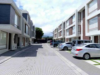 Foto 1 de CASA DE VENTA EN TUMBACO