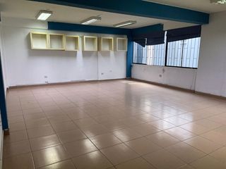 Foto 1 de OFICINA Y/O LOCAL COMERCIAL CON VISTA INTERIOR, EN ZONA COMERCIAL DE CHORRILLOS