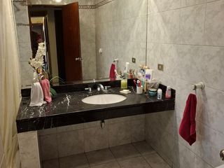 Foto 5 de CASA COMO TERRENO ( 303.80 M2) EN URB RESIDENCIAL HIGUERETA $ 600,000