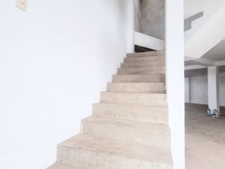 Foto 4 de VENDO AMPLIA CASA DE TRES PISOS PARA TALLER/VIVIENDA/ ALMACEN EN COMAS.