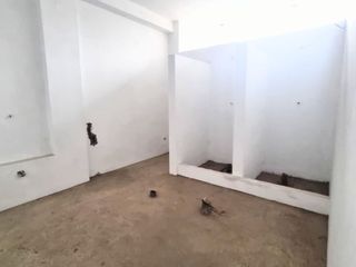 Foto 6 de VENDO AMPLIA CASA DE TRES PISOS PARA TALLER/VIVIENDA/ ALMACEN EN COMAS.