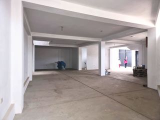 Foto 7 de VENDO AMPLIA CASA DE TRES PISOS PARA TALLER/VIVIENDA/ ALMACEN EN COMAS.