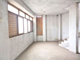 Foto 12 de VENDO AMPLIA CASA DE TRES PISOS PARA TALLER/VIVIENDA/ ALMACEN EN COMAS.