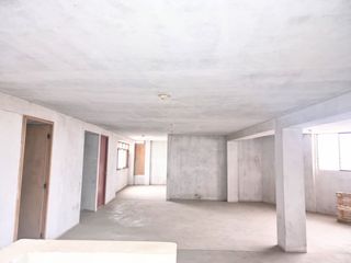 Foto 13 de VENDO AMPLIA CASA DE TRES PISOS PARA TALLER/VIVIENDA/ ALMACEN EN COMAS.
