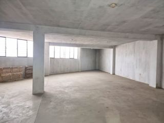 Foto 17 de VENDO AMPLIA CASA DE TRES PISOS PARA TALLER/VIVIENDA/ ALMACEN EN COMAS.