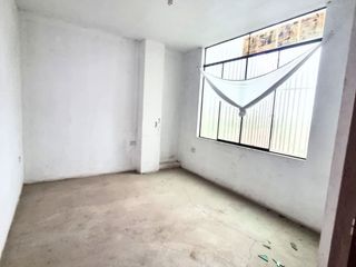 Foto 21 de VENDO AMPLIA CASA DE TRES PISOS PARA TALLER/VIVIENDA/ ALMACEN EN COMAS.