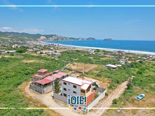 Foto 1 de Venta: Casa de 3 pisos en Puerto Cayo, Ecuador.