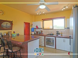 Foto 10 de Venta: Casa de 3 pisos en Puerto Cayo, Ecuador.