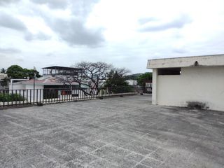 Foto 5 de VENTA CASA COMERCIAL EN URDESA CENTRAL AVENIDA LAS MONJAS
