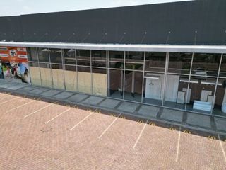 Foto 3 de Local comercial en  alquiler , Av principal León Febres-Cordero Ribadeneyra galpón