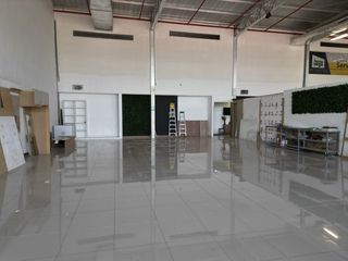 Foto 5 de Local comercial en  alquiler , Av principal León Febres-Cordero Ribadeneyra galpón