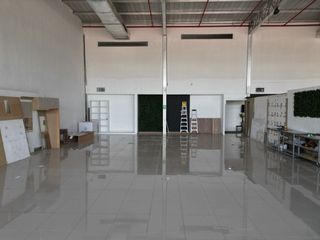 Foto 6 de Local comercial en  alquiler , Av principal León Febres-Cordero Ribadeneyra galpón