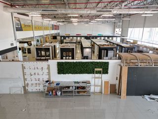 Foto 9 de Local comercial en  alquiler , Av principal León Febres-Cordero Ribadeneyra galpón