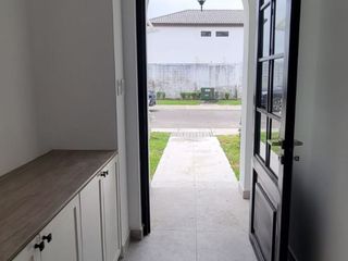Foto 3 de En venta lujosa y moderna casa de estreno en Ciudad Celeste, via a Samborondon