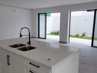 Foto 7 de En venta lujosa y moderna casa de estreno en Ciudad Celeste, via a Samborondon