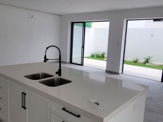 Foto 8 de En venta lujosa y moderna casa de estreno en Ciudad Celeste, via a Samborondon