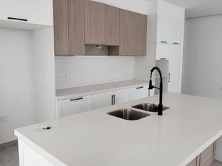 Foto 9 de En venta lujosa y moderna casa de estreno en Ciudad Celeste, via a Samborondon