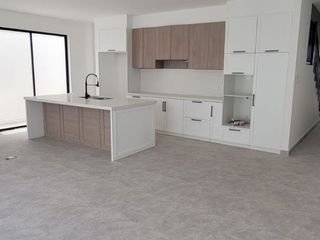 Foto 11 de En venta lujosa y moderna casa de estreno en Ciudad Celeste, via a Samborondon