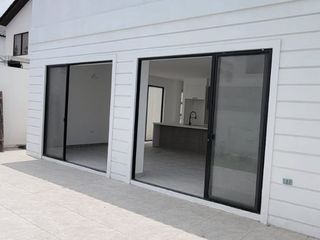 Foto 14 de En venta lujosa y moderna casa de estreno en Ciudad Celeste, via a Samborondon