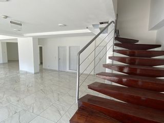 Foto 2 de Alquiler de Local comercial,  Sector el Batan de 235 Metros, Av 6 de diciembre