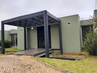 Foto 2 de VENDO MANSION SINDAMANOY CHIA 1800 M2