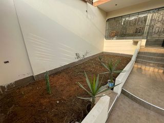 Foto 2 de VENTA DE CASA CON LOCAL COMERCIAL – TRES PISOS- CARABAYLLO