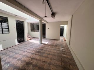 Foto 1 de Venta  Casa Remodelada Frente a Parque en el Distrito de Los Olivos, Lima